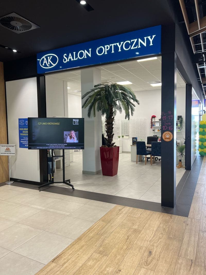 Wejście do salonu optycznego AK w Galerii Łodygowa z niebieskim szyldem