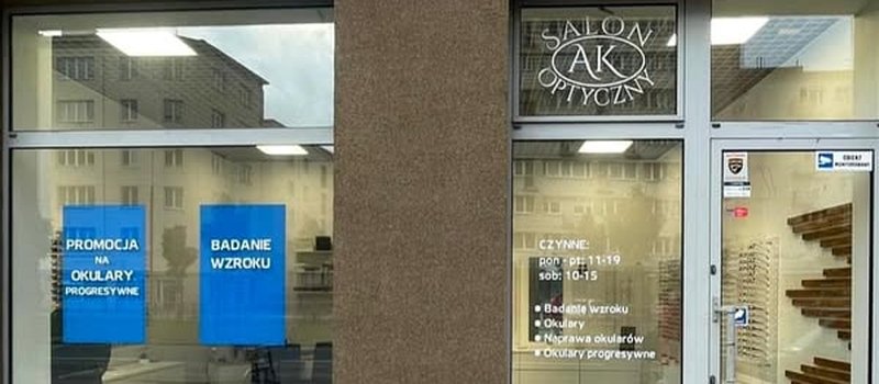 Wnętrze salonu optycznego AK z gablotą oprawek